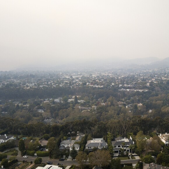 Exclusif - Les flammes se rapprochent de plus en plus de la maison de Laeticia Hallyday à Pacific Palisades le 10 novembre 2018. L'incendie le plus meurtier de la Californie depuis 1993 a déja fait plus de 70 morts.