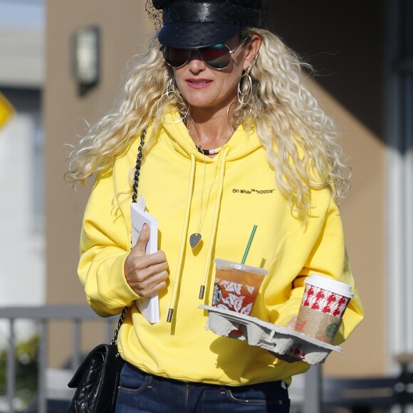 Exclusif - Après un déjeuner dans un restaurant de sushis, Laeticia Hallyday passe chez Starbucks et se rend sur le chemin de l'école pour récupérer sa fille Jade tandis que Sylviane la nounou va chercher de son son côté Joy, Los Angeles le 8 novembre 2018.