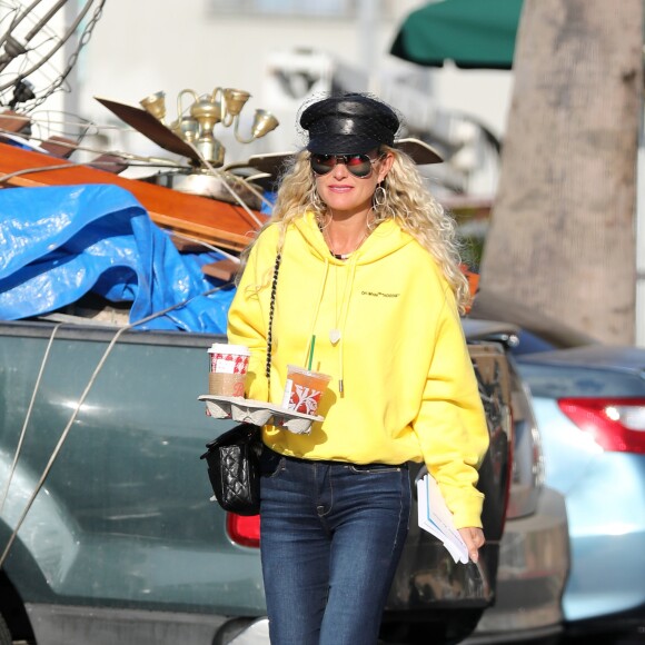 Exclusif - Après un déjeuner dans un restaurant de sushis, Laeticia Hallyday passe chez Starbucks et se rend sur le chemin de l'école pour récupérer sa fille Jade tandis que Sylviane la nounou va chercher de son son côté Joy, Los Angeles le 8 novembre 2018.