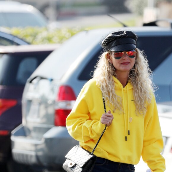 Exclusif - Après un déjeuner dans un restaurant de sushis, Laeticia Hallyday passe chez Starbucks et se rend sur le chemin de l'école pour récupérer sa fille Jade tandis que Sylviane la nounou va chercher de son son côté Joy, Los Angeles le 8 novembre 2018.