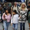 Exclusif- Malgré les incendies qui se rapprochent de sa maison, Laeticia Hallyday emmène ses filles faire du shopping à Santa Monica le 10 novembre 2018.