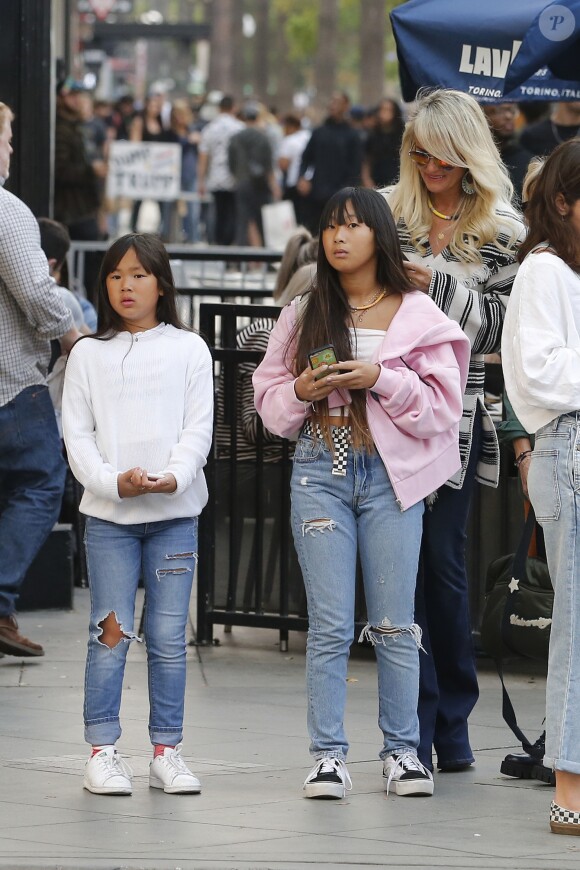 Exclusif - Malgré les incendies qui se rapprochent de sa maison, Laeticia Hallyday emmène ses filles faire du shopping à Santa Monica le 10 novembre 2018.