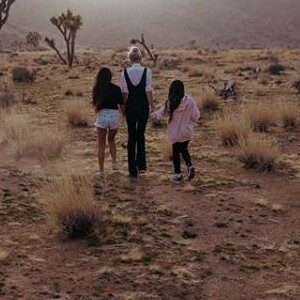 Jade Hallyday publie une photo prise avec sa maman Laeticia et sa petite soeur Joy à Joshua Tree. Instagram, le 19 novembre 2018.