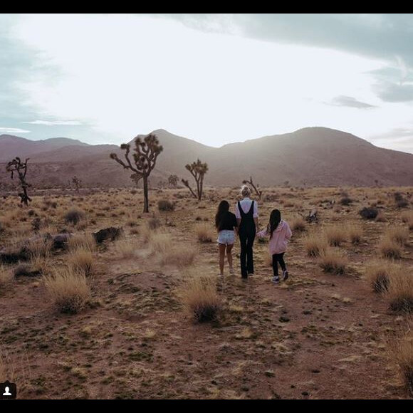 Jade Hallyday publie une photo prise avec sa maman Laeticia et sa petite soeur Joy à Joshua Tree. Instagram, le 19 novembre 2018.