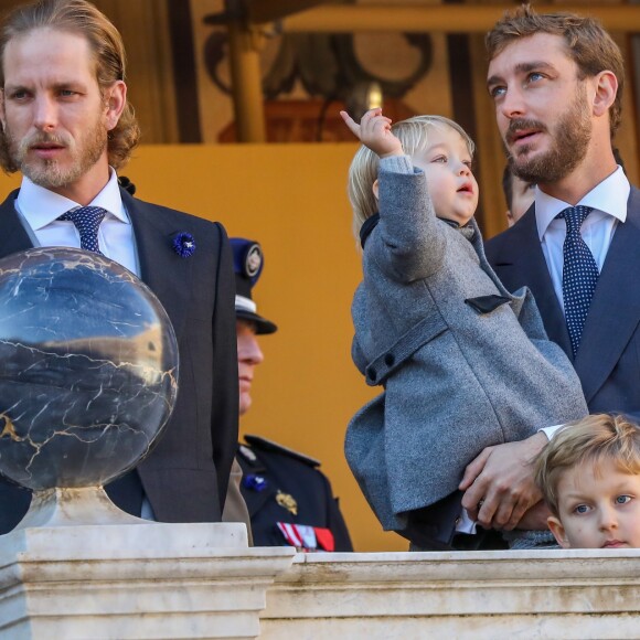 Andrea Casiraghi avec son fils Sacha (debout au balcon), Pierre Casiraghi et son fils Stefano au palais princier de Monaco le 19 novembre 2018 lors de la prise d'armes dans le cadre des célébrations de la fête Nationale monégasque. © Dominique Jacovides /PRM/ Bestimage