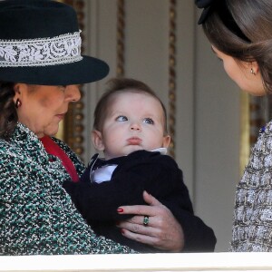 La princesse Caroline de Hanovre portant son petits-fils Maximilian Casiraghi, fils d'Andrea et de Tatiana Santo Domingo, sous le regard de sa fille la princesse Alexandra de Hanovre au balcon du palais princier à Monaco le 19 novembre 2018 pendant le défilé militaire pour la Fête nationale monégasque. © Dominique Jacovides/Bestimage