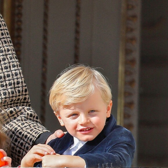 La princesse Charlene de Monaco avec ses jumeaux la princesse Gabriella et le prince héréditaire Jacques de Monaco au balcon du palais princier à Monaco le 19 novembre 2018 pendant le défilé militaire pour la Fête nationale monégasque. © Dominique Jacovides/Bestimage