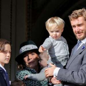 Stefano Casiraghi dans les bras de son père Pierre Casiraghi au balcon du palais princier à Monaco le 19 novembre 2018 pendant le défilé militaire pour la Fête nationale monégasque. © Dominique Jacovides/Bestimage