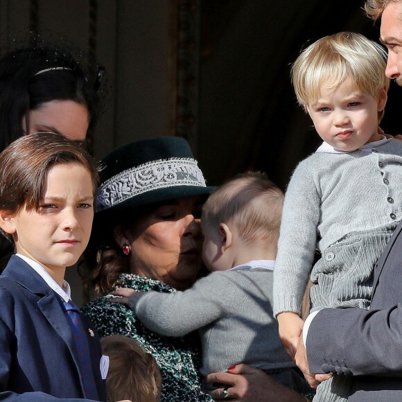 Stefano Casiraghi dans les bras de son père Pierre Casiraghi au balcon du palais princier à Monaco le 19 novembre 2018 pendant le défilé militaire pour la Fête nationale monégasque. © Dominique Jacovides/Bestimage