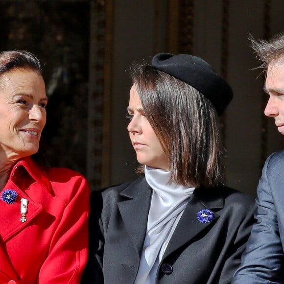 La princesse Stéphanie de Monaco et ses enfants Pauline et Louis Ducruet au balcon du palais princier à Monaco le 19 novembre 2018 pendant le défilé militaire pour la Fête nationale monégasque. © Dominique Jacovides/Bestimage