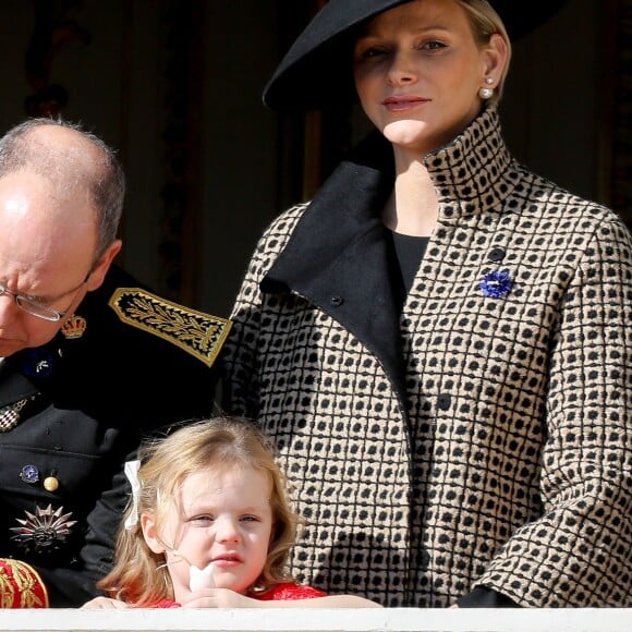 Le prince Albert II de Monaco, la princesse Charlene et leurs enfants, le prince héréditaire Jacques et la princesse Gabriella, au balcon du palais princier à Monaco le 19 novembre 2018 pendant le défilé militaire pour la Fête nationale monégasque. © Dominique Jacovides/Bestimage