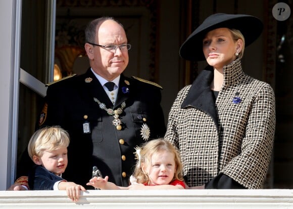 Le prince Albert II de Monaco, la princesse Charlene et leurs enfants, le prince héréditaire Jacques et la princesse Gabriella, au balcon du palais princier à Monaco le 19 novembre 2018 pendant le défilé militaire pour la Fête nationale monégasque. © Dominique Jacovides/Bestimage