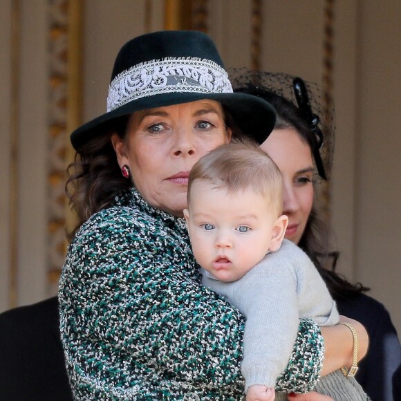 La princesse Caroline de Hanovre avec dans ses bras son petit-fils Francesco Casiraghi, fils de Pierre et Beatrice Borromeo, et sa fille la princesse Alexandra de Hanovre avec son neveu Maximilian Casiraghi, fils d'Andrea et de Tatiana Santo Domingo, au balcon du palais princier à Monaco le 19 novembre 2018 pendant le défilé militaire pour la Fête nationale monégasque. © Dominique Jacovides/Bestimage