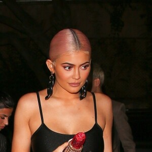 Exclusif - Kylie Jenner arrive à la soirée Anastasia Beverly Hills au Delilah nightclub à West Hollywood. Elle porte une minaudière à paillettes en forme de rouge à lèvre. Le 27 septembre 2018