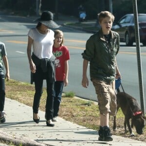 Exclusif - Angelina Jolie est allée déjeuner avec ses enfants Shiloh, Vivienne et Knox (et leur chien!) à Los Angeles, le 17 novembre 2018