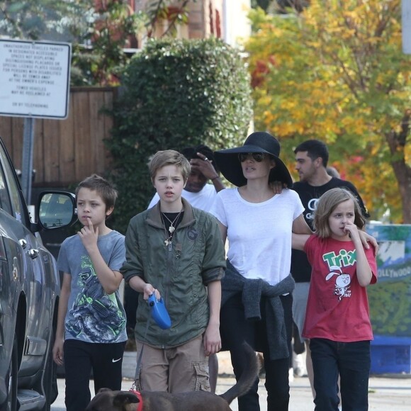 Exclusif - Angelina Jolie est allée déjeuner avec ses enfants Shiloh, Vivienne et Knox (et leur chien!) à Los Angeles, le 17 novembre 2018