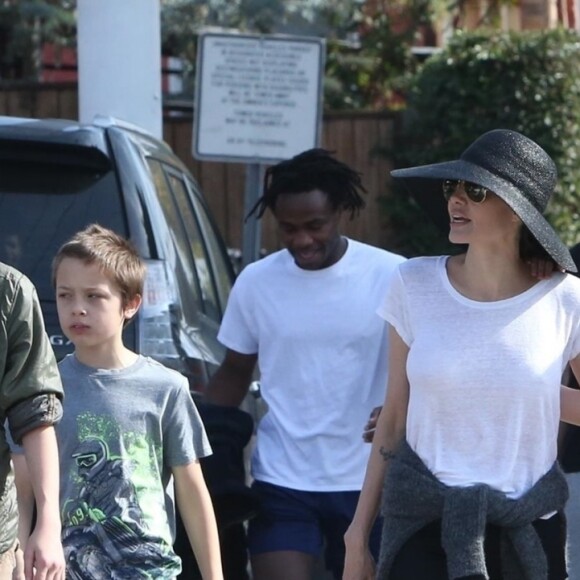 Exclusif - Angelina Jolie est allée déjeuner avec ses enfants Shiloh, Vivienne et Knox (et leur chien!) à Los Angeles, le 17 novembre 2018