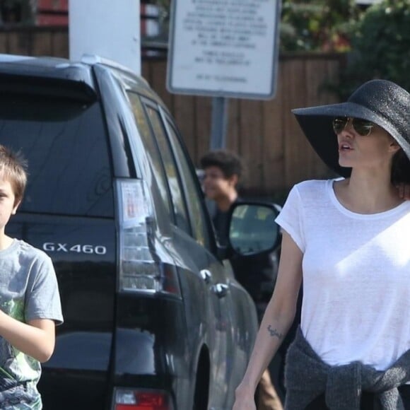 Exclusif - Angelina Jolie est allée déjeuner avec ses enfants Shiloh, Vivienne et Knox (et leur chien!) à Los Angeles, le 17 novembre 2018