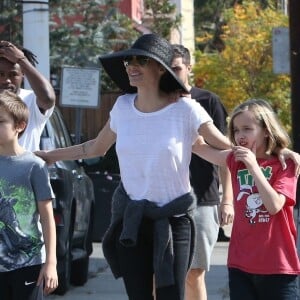 Exclusif - Angelina Jolie est allée déjeuner avec ses enfants Shiloh, Vivienne et Knox (et leur chien!) à Los Angeles, le 17 novembre 2018