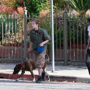 Exclusif - Angelina Jolie est allée déjeuner avec ses enfants Shiloh, Vivienne et Knox (et leur chien!) à Los Angeles, le 17 novembre 2018