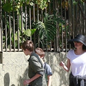 Exclusif - Angelina Jolie est allée déjeuner avec ses enfants Shiloh, Vivienne et Knox (et leur chien!) à Los Angeles, le 17 novembre 2018