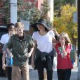 Exclusif - Angelina Jolie est allée déjeuner avec ses enfants Shiloh, Vivienne et Knox (et leur chien!) à Los Angeles, le 17 novembre 2018