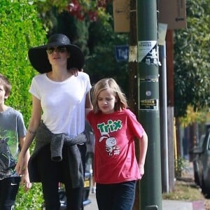 Exclusif - Angelina Jolie est allée déjeuner avec ses enfants Shiloh, Vivienne et Knox (et leur chien!) à Los Angeles, le 17 novembre 2018