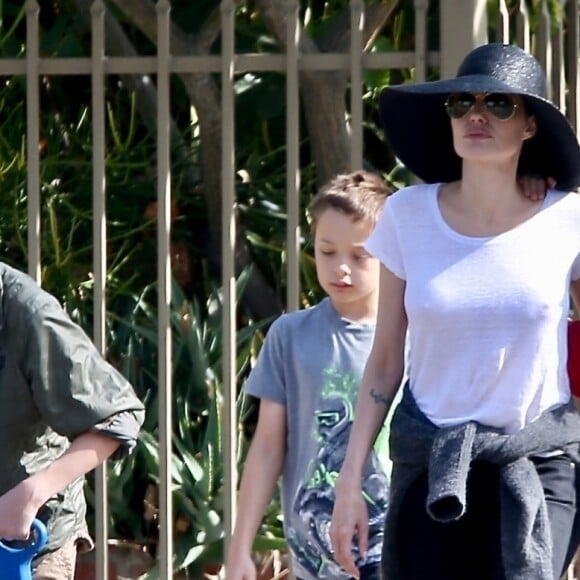 Exclusif - Angelina Jolie est allée déjeuner avec ses enfants Shiloh, Vivienne et Knox (et leur chien!) à Los Angeles, le 17 novembre 2018