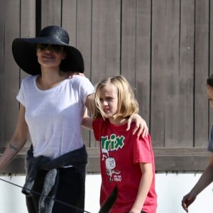 Exclusif - Angelina Jolie est allée déjeuner avec ses enfants Shiloh, Vivienne et Knox (et leur chien!) à Los Angeles, le 17 novembre 2018