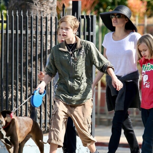 Exclusif - Angelina Jolie est allée déjeuner avec ses enfants Shiloh, Vivienne et Knox (et leur chien!) à Los Angeles, le 17 novembre 2018