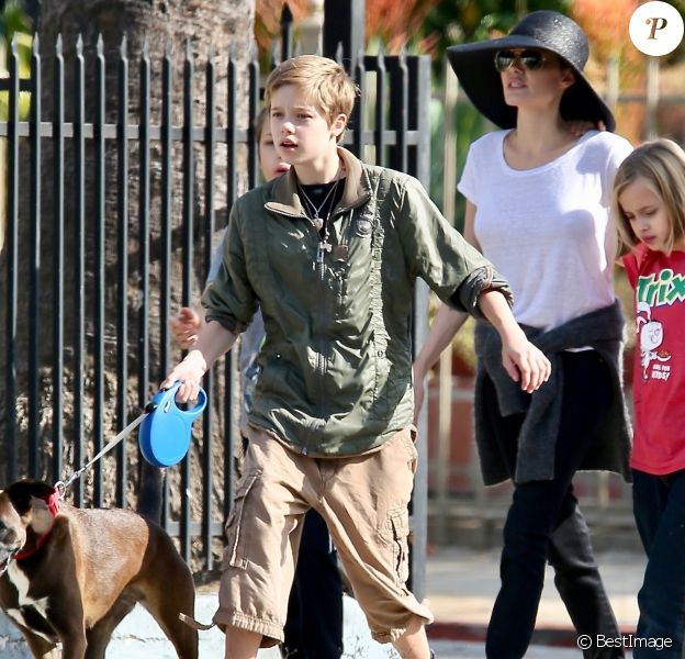 Exclusif - Angelina Jolie est allée déjeuner avec ses enfants Shiloh, Vivienne et Knox (et leur chien!) à Los Angeles, le 17 novembre 2018