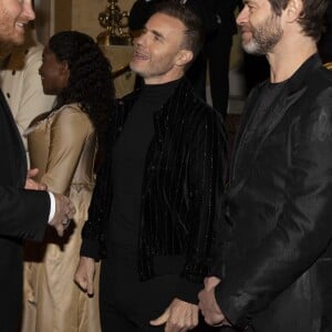 Le groupe Take That avec Gary Barlow, Howard Donald et Mark Owen - Le prince Harry, duc de Sussex, et Meghan Markle (enceinte), duchesse de Sussex assistent à la soirée Royal Variety Performance à Londres le 19 novembre 2018.