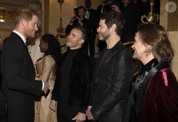 Le groupe Take That avec Gary Barlow, Howard Donald et Mark Owen - Le prince Harry, duc de Sussex, et Meghan Markle (enceinte), duchesse de Sussex assistent à la soirée Royal Variety Performance à Londres le 19 novembre 2018.