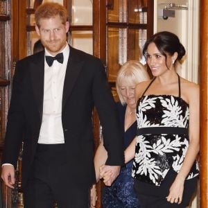 Le prince Harry, duc de Sussex, et Meghan Markle (enceinte), duchesse de Sussex quittent la soirée Royal Variety Performance à Londres le 19 novembre 2018.