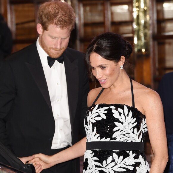 Le prince Harry, duc de Sussex, et Meghan Markle (enceinte), duchesse de Sussex quittent la soirée Royal Variety Performance à Londres le 19 novembre 2018.