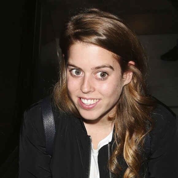 Exclusif - La princesse Beatrice d'York à l'aéroport LAX de Los Angeles le 18 novembre 2018, portant une jupe Misha Nonoo. Un modèle que Meghan Markle portait deux mois plus tôt.