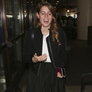 Exclusif - La princesse Beatrice d'York à l'aéroport LAX de Los Angeles le 18 novembre 2018, portant une jupe Misha Nonoo. Un modèle que Meghan Markle portait deux mois plus tôt.