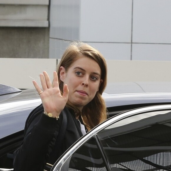 Exclusif - La princesse Beatrice d'York à l'aéroport LAX de Los Angeles le 18 novembre 2018, portant une jupe Misha Nonoo. Un modèle que Meghan Markle portait deux mois plus tôt.