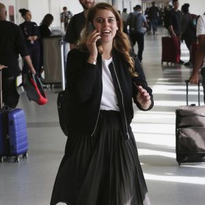 Exclusif - La princesse Beatrice d'York à l'aéroport LAX de Los Angeles le 18 novembre 2018, portant une jupe Misha Nonoo. Un modèle que Meghan Markle portait deux mois plus tôt.