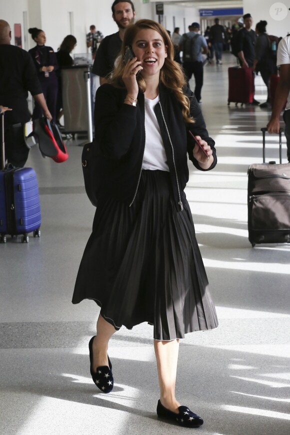 Exclusif - La princesse Beatrice d'York à l'aéroport LAX de Los Angeles le 18 novembre 2018, portant une jupe Misha Nonoo. Un modèle que Meghan Markle portait deux mois plus tôt.