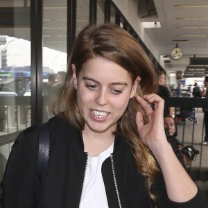 Exclusif - La princesse Beatrice d'York à l'aéroport LAX de Los Angeles le 18 novembre 2018, portant une jupe Misha Nonoo. Un modèle que Meghan Markle portait deux mois plus tôt.