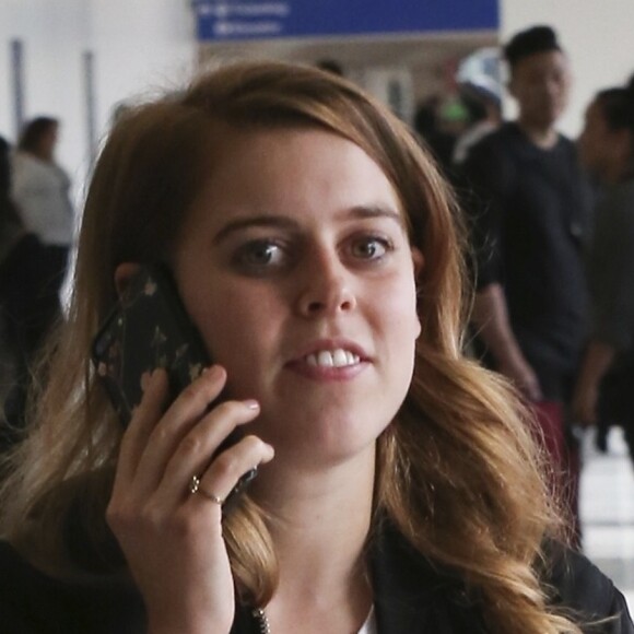 Exclusif - La princesse Beatrice d'York à l'aéroport LAX de Los Angeles le 18 novembre 2018, portant une jupe Misha Nonoo. Un modèle que Meghan Markle portait deux mois plus tôt.