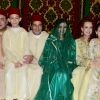 Le Prince Moulay Rachid et Lalla Oum Keltoum posent avec le roi Mohammed VI, son épouse la pricesse Lalla Salma et leurs enfants le prince héritier Moulay El Hassan et la princesse Lalla Khadija lors de la traditionnelle cérémonie du henné, marquant la célébration de leur mariage au palais royal de Rabat au Maroc le 13 novembre 2014.