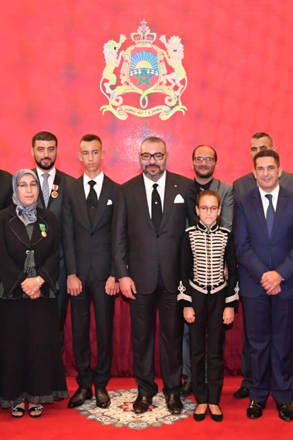 La princesse Lalla Khadija avec son père le roi Mohammed VI du Maroc et le prince héritier Moulay El Hassan le 17 septembre 2018 au palais royal à Rabat lors d'une cérémonie pour la présentation du bilan de la réforme en cours du système éducatif.