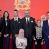 La princesse Lalla Khadija avec son père le roi Mohammed VI du Maroc et le prince héritier Moulay El Hassan le 17 septembre 2018 au palais royal à Rabat lors d'une cérémonie pour la présentation du bilan de la réforme en cours du système éducatif.