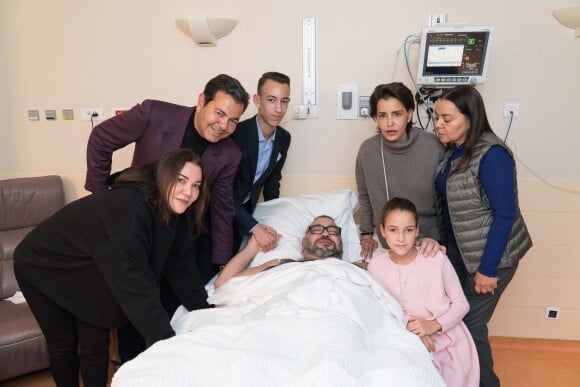 Le roi Mohammed VI du Maroc entouré de ses enfants le prince héritier Moulay El Hassan et la princesse Lalla Salma ainsi que son frère et ses soeurs  à l'hôpital à Paris le 26 février 2018.