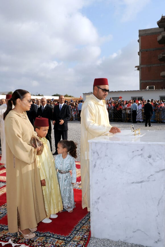 Le roi Mohammed VI du Maroc, avec ses enfants le prince héritier Moulay El Hassan et la princesse Lalla Khadija ainsi que sa soeur Lalla Asmaa le 18 août 2010 à Rabat lors de la pose de la première pierre du centre Princesse Lalla Asmaa pour les enfants sourds.