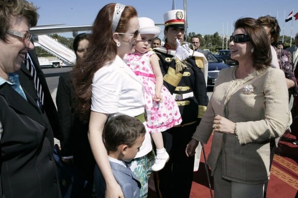 La princesse Lalla Salma du Maroc et ses enfants le prince héritier Moulay El Hassan et la princesse Lalla Khadija accueillis en Tunisie par la première dame Leila Ben Ali le 25 juin 2009 à l'occasion d'un sommet des femmes arabes.