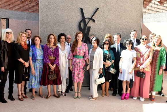 La princesse Lalla Salma du Maroc entourée notamment de Betty Catroux, Catherine Deneuve et Marisa Berenson (à sa droite) et de Jack Lang et sa femme Monique (à sa gauche) le 14 octobre 2017 lors de l'inauguration du musée Yves Saint Laurent (mYSLm) à Marrakech.