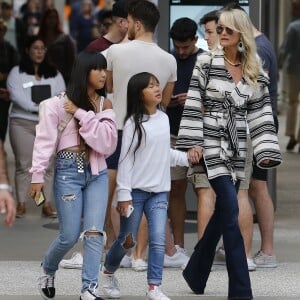 Exclusif - Malgré les incendies qui se rapprochent de sa maison, Laeticia Hallyday emmène ses filles faire du shopping à Santa Monica le 10 novembre 2018.